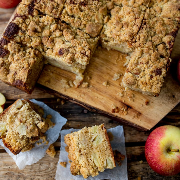Apple Crumble Cake